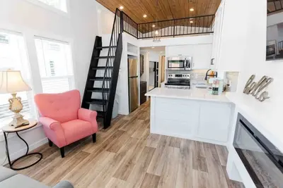 Image de Lakeside Chic: Stylish Family Tiny Home Retreat #3\n