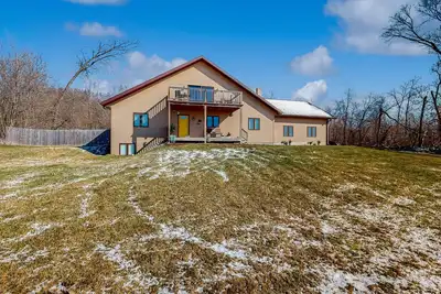 Image de Countryside retreat with modern amenities, game room, & beautiful view
