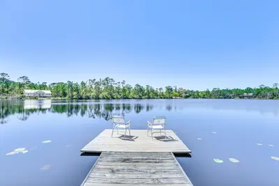 Image de Lovely Carrabelle Home w/ Lake Views & Pool Access