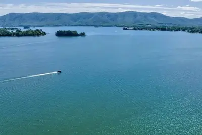 Image de As Good As It Gets - great lakefront view!