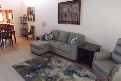 Image de Beautifully Renovated in 2024, Quiet Neighborhood, Walk to the Famous Fountain.