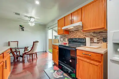 Image de 11 Mi to San Marcos: Charming Family Gem w\/ Yard