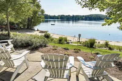 Image de Cozy cottage with a community beach, and docks on scenic Lake Winnipesaukee.