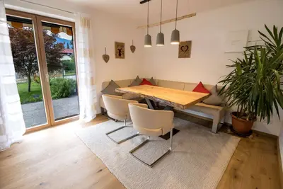 Image de Vacation with mountain view and garden. Two bedrooms. Dogs welcome.