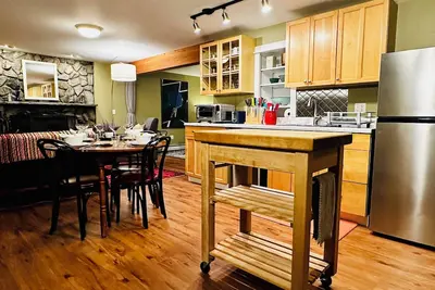 Private Truro apt near Corn Hill Beach & Ptown, dog-friendly--laundry & parking!