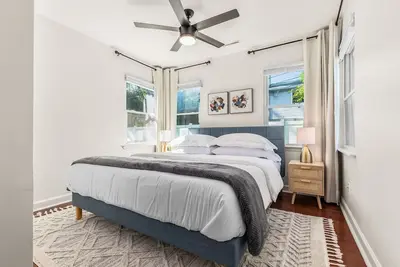 Image de Updated and Stylish 2br Home with King Bed <1 mile to Downtown Plymouth!