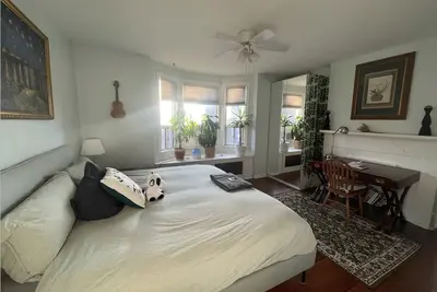 Image de Spacious 2 Bedroom Apartment with Sun Room in Great Area Close to Subway