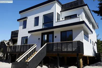 Image de Newly built Beach House just steps from ocean & bay!