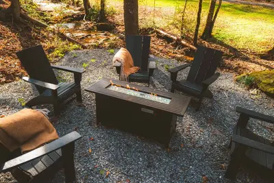 Image de Cozy Creekside Bungalow on 6 Acres, Hot Tub - Creekside Bungalow