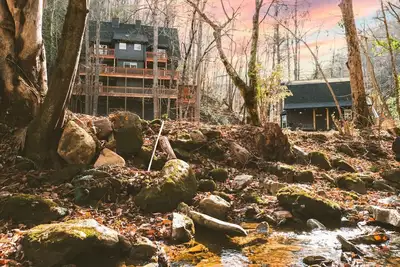 Image de Private 6 Acres, 2 Hot Tubs, Creek, Sleeps 25! - Creekside Escape