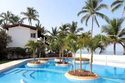 Image de Luxurious Swimming Pool, one step to the beach, close Restaurants