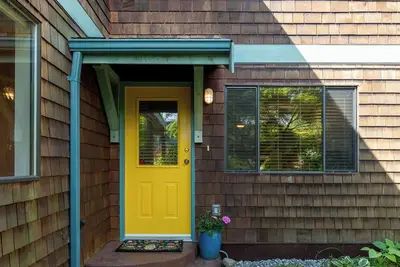 Cozy garden suite with ocean views, access to trails