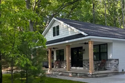 Image de New and clean cozy up north cabin!