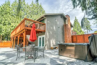 Image de Suite with Hot Tub -Ac  - Huge Fenced Yard - Mt. Rainier View - Private Entrance