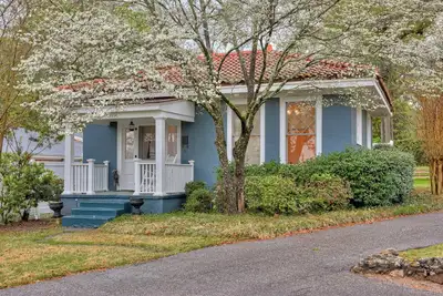 Image de Beautiful 2bedroom cottage with full kitchen, dining area, laundry, 3 TVs, a/c