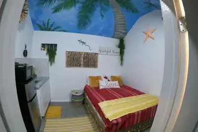 Image de Very Cozy Hawaiian Tiny Studio! !