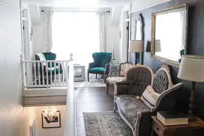 1895 Luxury Farmhouse - Blodgett Canyon View -Sleeps 13
