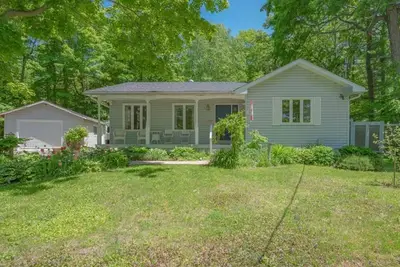 Image de Charming Sandy Lake Cottage - Hot tub, Sauna