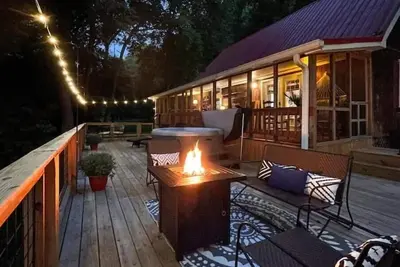 Image de Relax in the hot tub w\/a view of the River!
