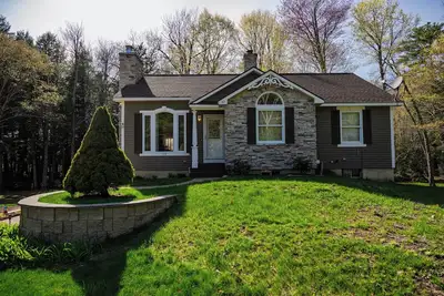 Image de Cozy and fully renovated 4-bedroom rental property, available for you to enjoy. \n