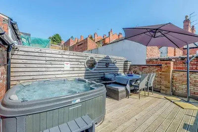 Image de Luxury Lincoln Home - Sleeps 8 - Hot Tub - Pets