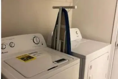 Image de Centrally located Spacious Getaway home