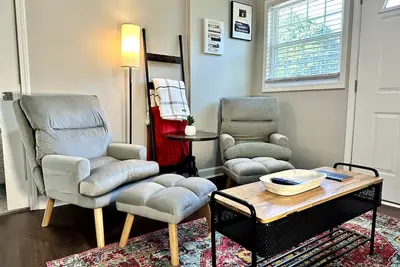 Image de A Piece of Paris (East unit) - 5 min walk to Historic Downtown Newton - Sleeps 6