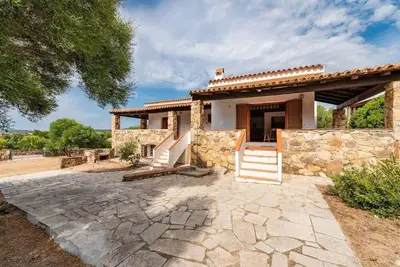 Appartement dans villa avec véranda et jardin