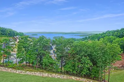 Image de Amazing Lake View, Hot Tub, Pool, Close to Sdc