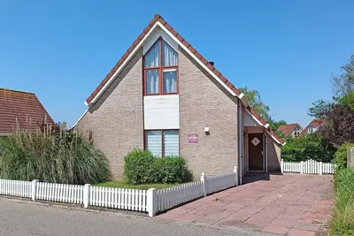 A detached 6-person bungalow with approx. 102m2 of living comfort and a lovely garden right by the water.
