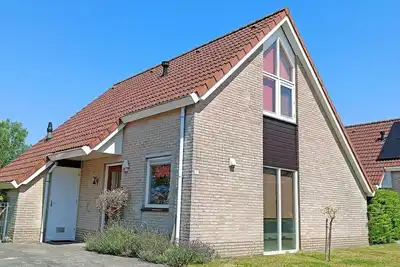 A detached 6-person bungalow with approx. 102m2 of living comfort and a lovely garden right by the water.