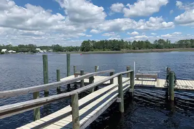 Image de Fisherman's access and relaxation in a 2br 2ba on River with Dock, Pet friendly!
