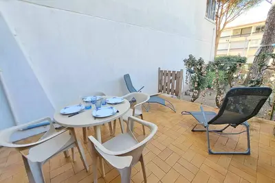 Image de Studio en Rez-de-Chaussée avec Terrasse Spacieuse et Parking Privé à Marseillan