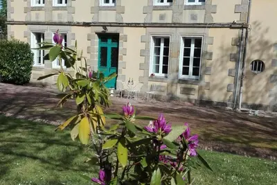 Image de Maison de maître XIXe avec piscine, étang à proximité et équipements modernes