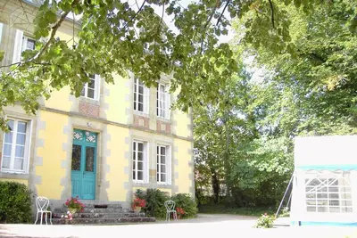 Image de Maison de maître XIXe avec piscine partagée et parc clos, proche sites touristiques
