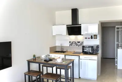 Image de Appartement moderne 2 Pièces Rdc, climatisé avec terrasse, proche commerces, 4 couchages