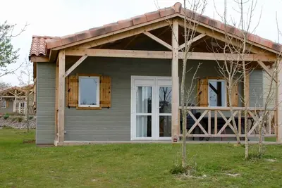 Image de Chalet 2 chambres au calme avec piscine chauffée, proche lac et plages en Vendée