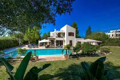 Luxury 5 Bedroom Villa Within Aphrodite Hills Golf Resort With Heated Pool