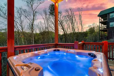 Image de The Only TenISee | New | Family Theater | View | Game Room | Hot Tub