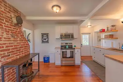 Image de Farmhouse on working vineyard on Westside Templeton