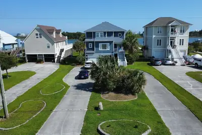 Image de Enjoy the Icw overlooking N. Topsail Beach with Pier and 2 boat lifts. Pets Ok