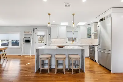 Image de Cozy newly Renovated Beach House walking distance to beach and restaurants.