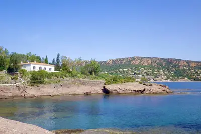 Image de Villa Pieds Dans L'Eau charme des années 50 accès exclusif mer terrasse jardin