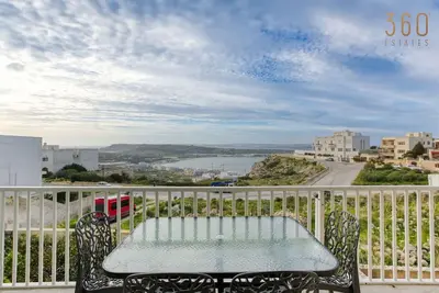 Image de Top of the world 2br home with spectacular views.