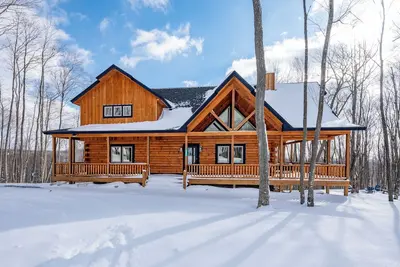 Image de Modern Mountain Getaway w/ Hot Tub & Game Room