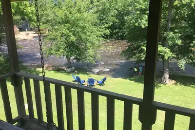 Riverfront Cabin, 5 min to Smoky Mountains National Park! Fish in backyard!