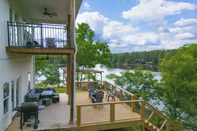 Image de Lakefront Luxury Retreat, Kayaks, Game Room, Firepit, Pool Table & Private Dock