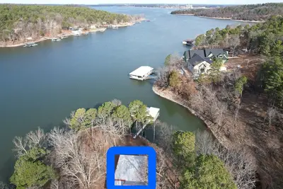 Image de Updated 3 bedroom lakefront home offers privacy and comfort w dock on Grand Lake