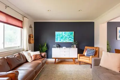 Image de Gorgeous Comfy Downtown Clawson Home