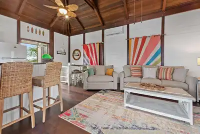 Image de Island Bungalow · Walk to Town · Patio Swings & Ocean Views · Backup Power